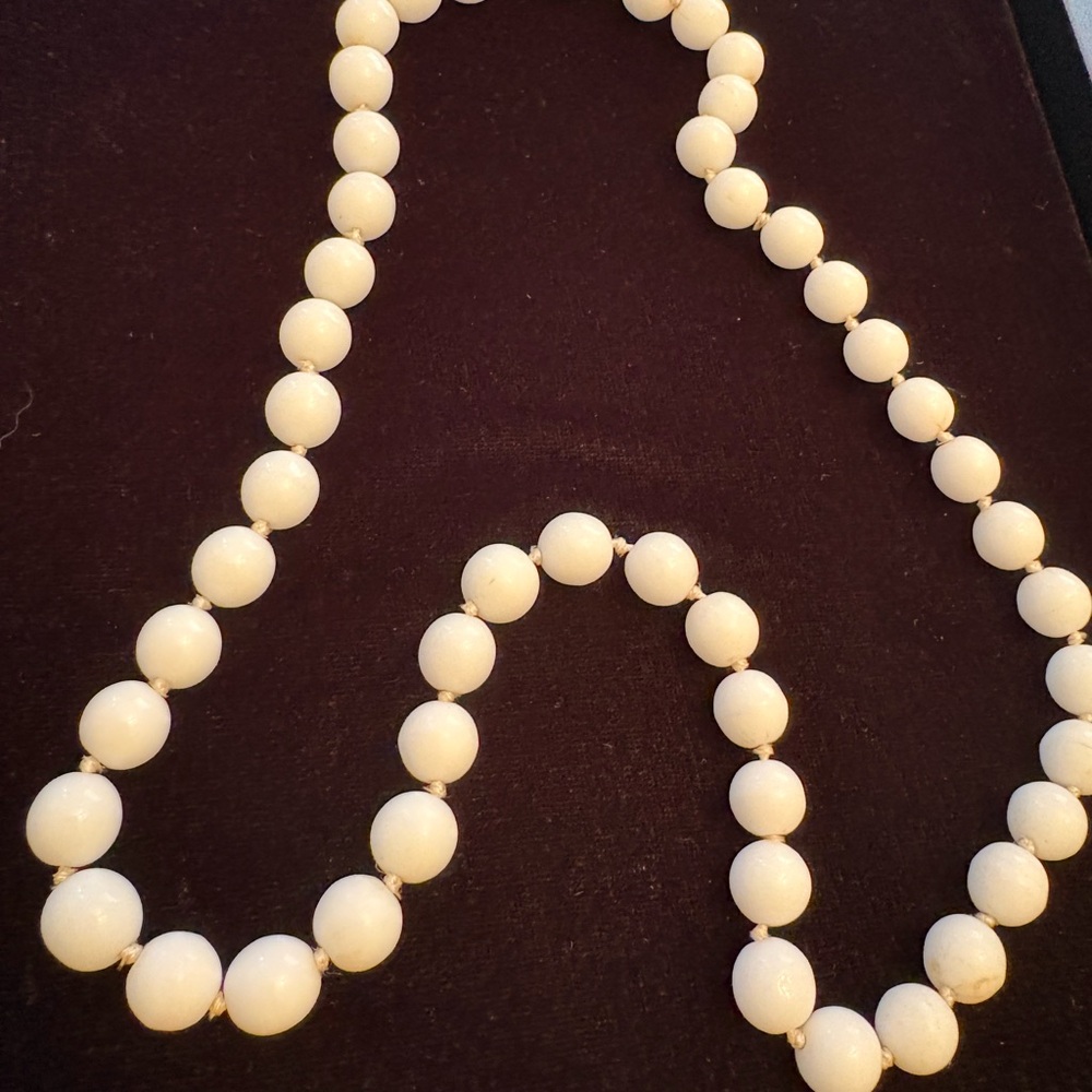 Chic vintage Castlecliff White Beaded Necklace